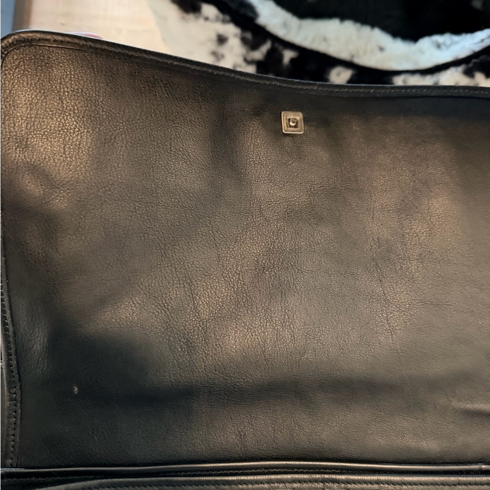 Gucci Black Embossed GG Leather Messenger Bag - Picture 4 of 10